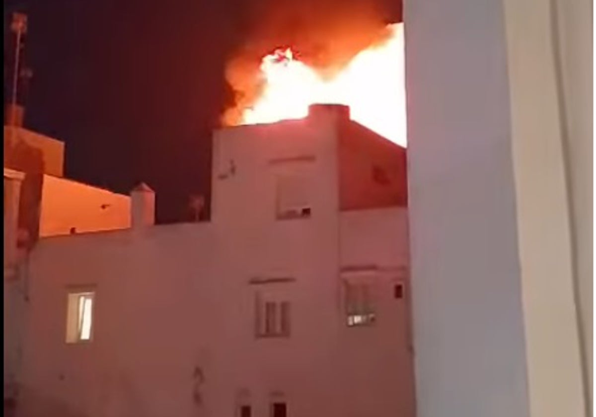 Imagen de las llamas en la vivienda de la calle Sagasta