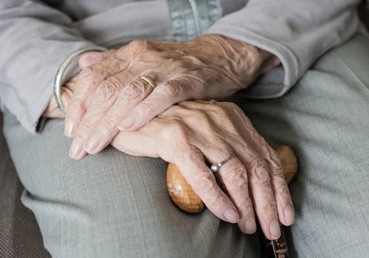La mujer tenía 83 años y recibía asistencia de cuidados en su casa.