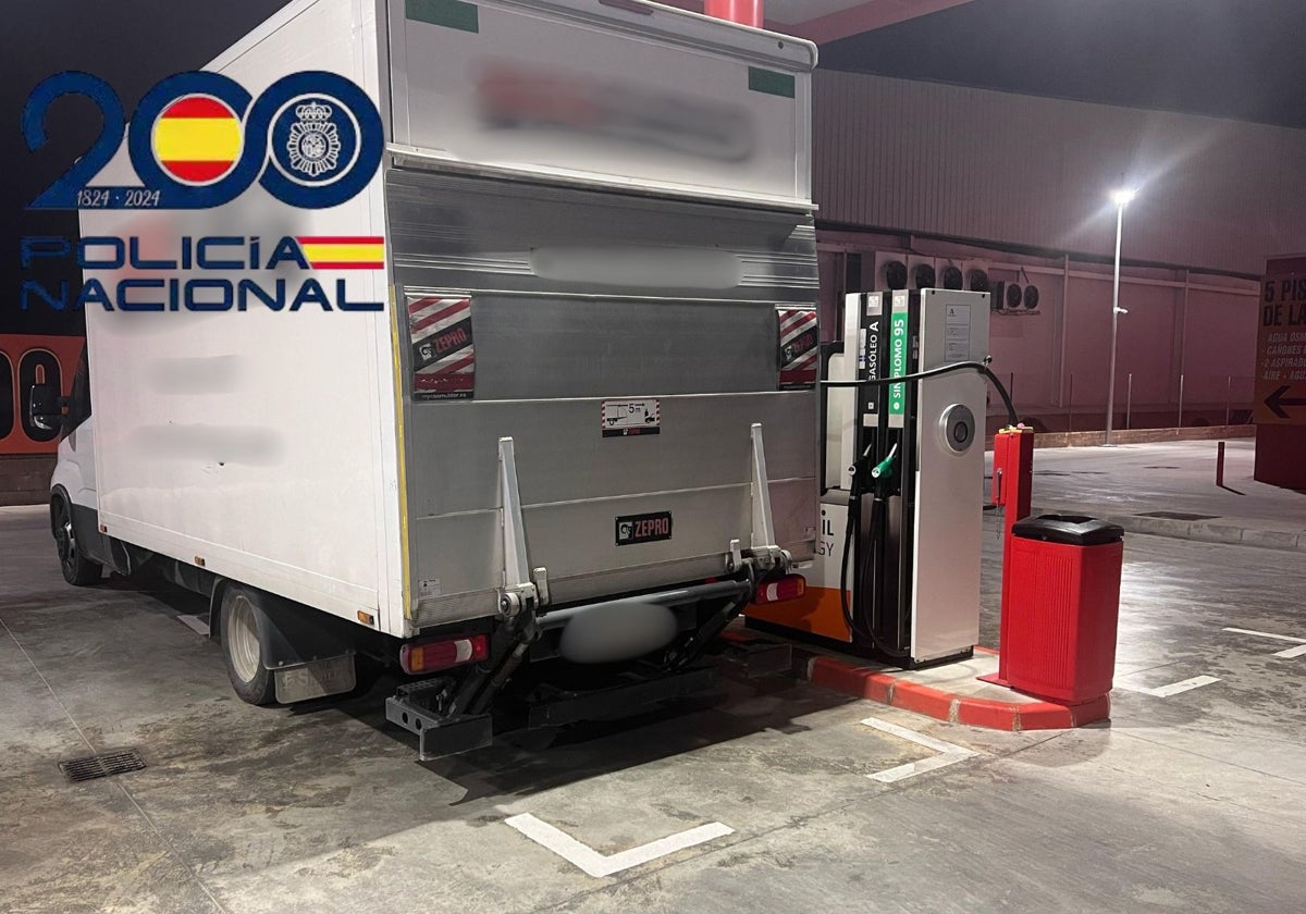 El camión donde estaban los contenedores cargando la gasolina.