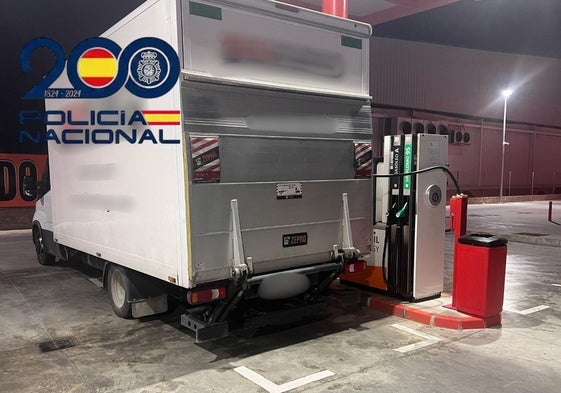 El camión donde estaban los contenedores cargando la gasolina.