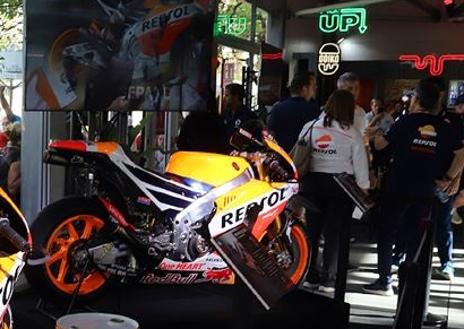 Imagen secundaria 1 - Ambiente motero en la Avenida Europa, Garage Motor de los hermanos Álex y Marc Márquez y mercadillo motero