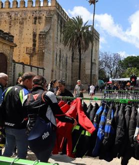 Imagen secundaria 2 - Ambiente motero en la Avenida Europa, Garage Motor de los hermanos Álex y Marc Márquez y mercadillo motero