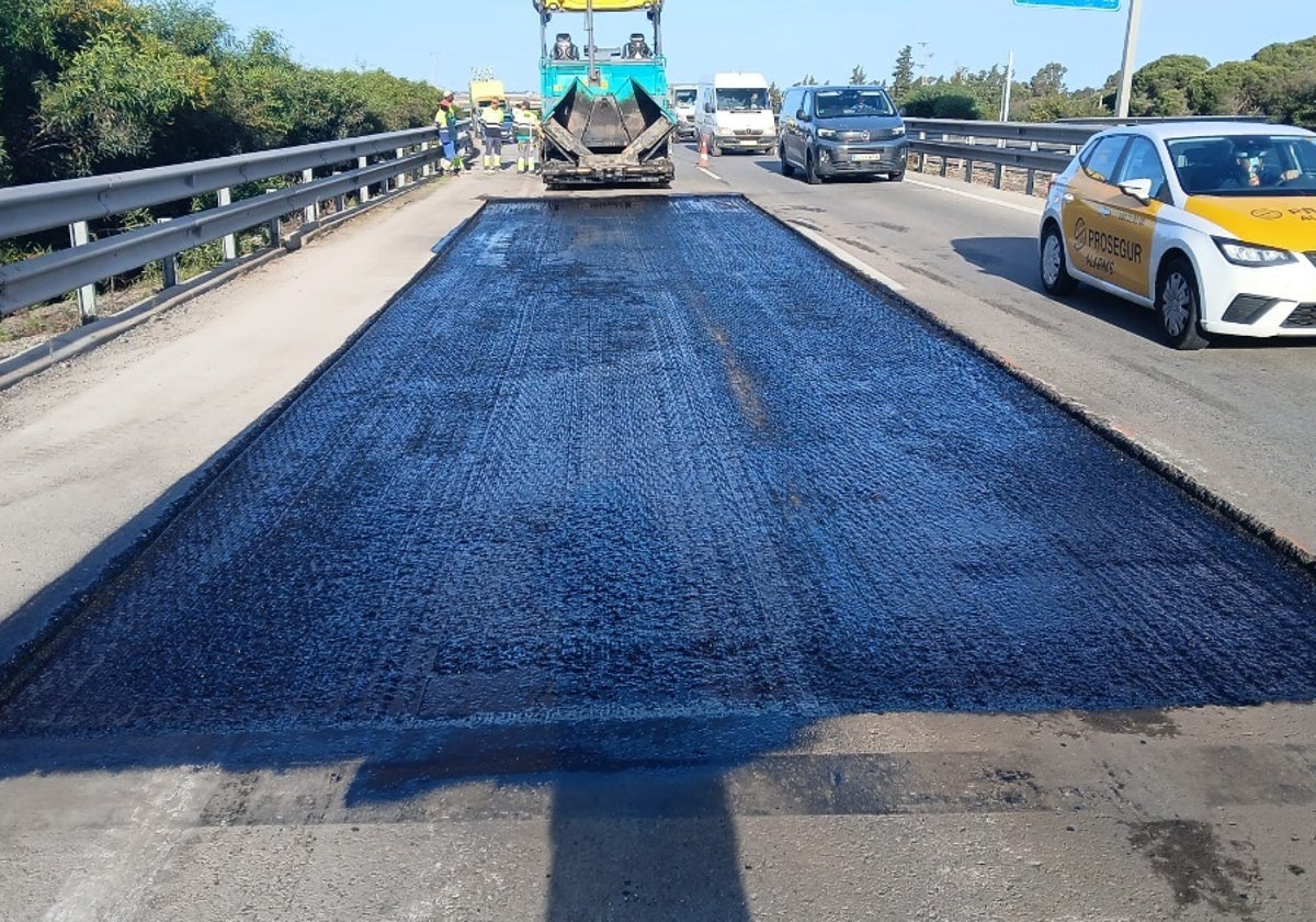 La autovía de Chiclana, Conil y Vejer se pone a punto para el verano