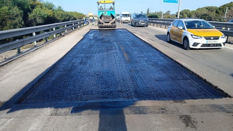La autovía de Chiclana, Conil y Vejer se pone a punto para el verano