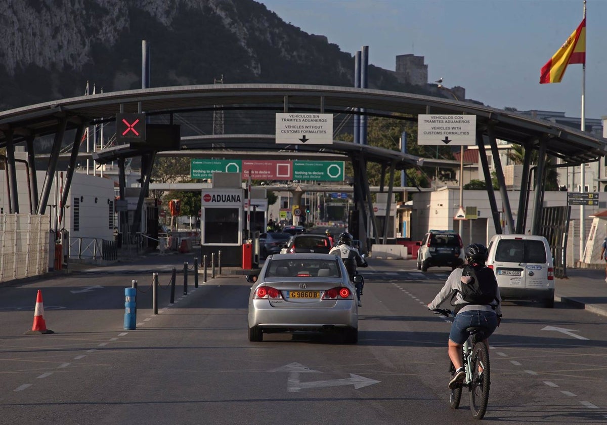 Hallan más de 50.000 euros ocultos en un vehículo que cruzaba hacia Gibraltar en el paso fronterizo