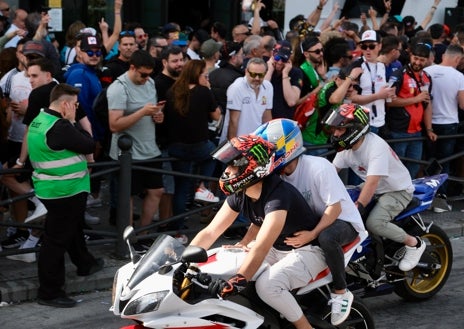 Imagen secundaria 1 - Sol, ruido y pasión: El Puerto vibra con el Gran Premio de Jerez, aunque no todas sus calles escuchan el rugir de las motos