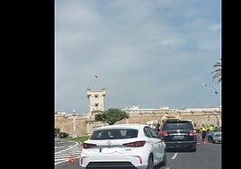 Vídeo: un control policial en las Puertas de Tierra de Cádiz colapsa la Avenida