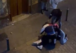 Vídeo: Golpean y patean a un joven en el suelo durante la motorada en El Puerto