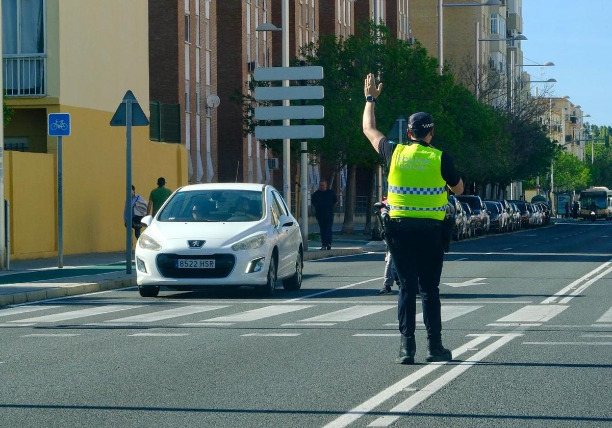 Un agente de policía dirigiéndo el tráfico en Cádiz debido al gran apagón