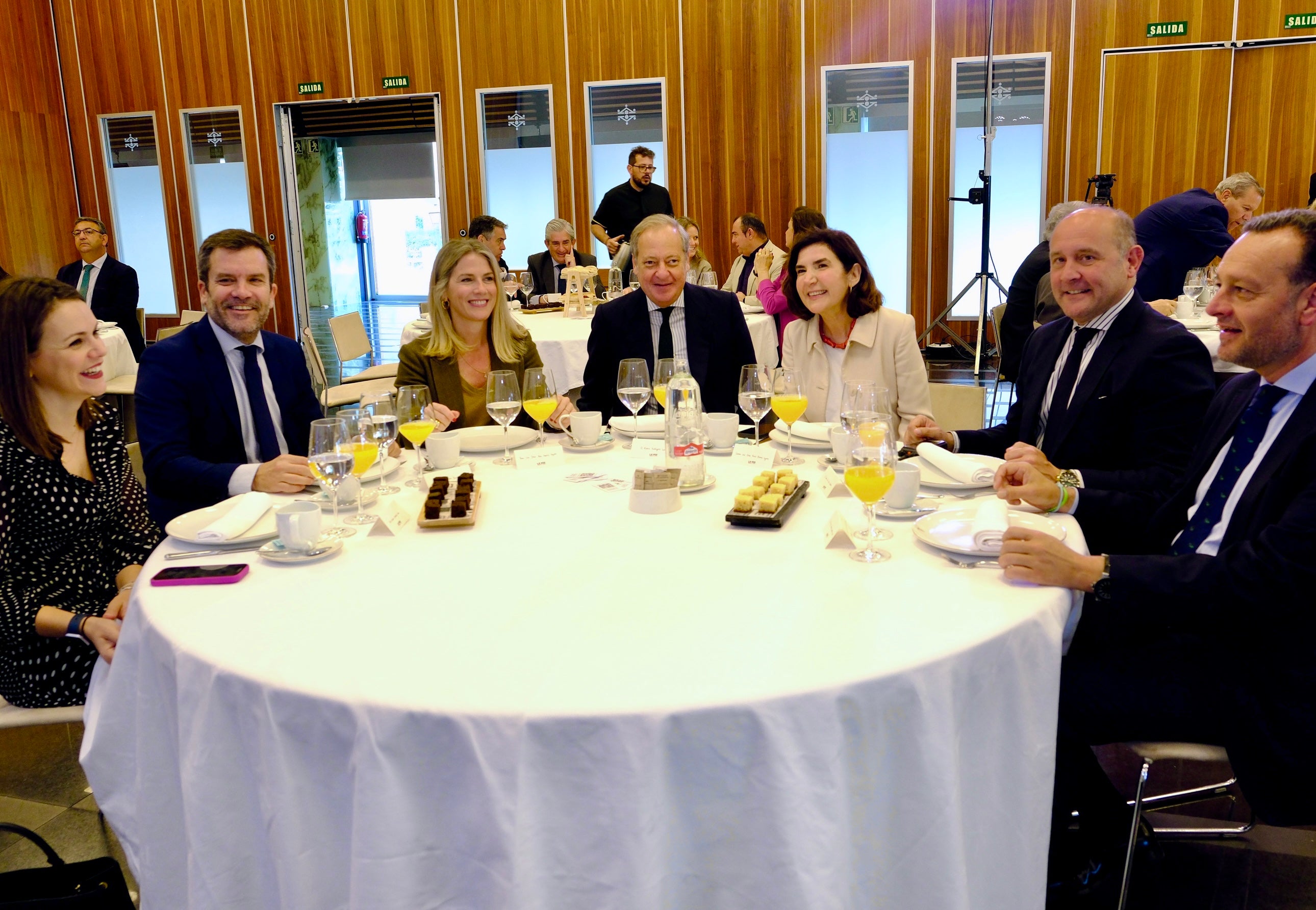 Fotos: Ambiente en La Mirada Económica de ABC y LA VOZ con Rocío Blanco