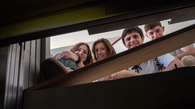 La familia del vecino gaditano que estuvo encerrado cinco horas en el ascensor.