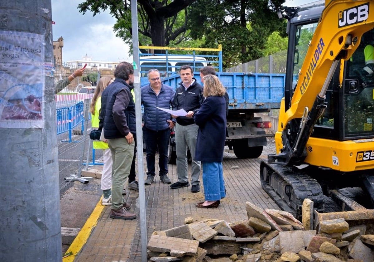Comienzan las obras para reponer aceras y alcorques de Cádiz