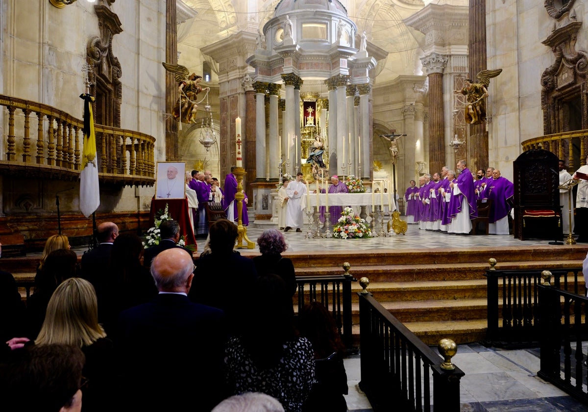 La Catedral de Cádiz acoge un funeral por el Papa Francisco