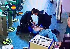 Salvan la vida a un hombre que se desplomó al sufrir una parada cardiaca en la frontera de Gibraltar