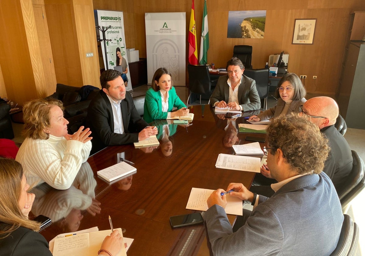 El delegado de Empleo informa al equipo de gobierno del Ayuntamiento de Cádiz sobre formación y ayudas para el empleo