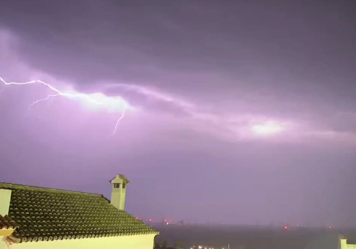 Imágenes de una noche eléctrica en varios puntos de Cádiz: «Brutal»