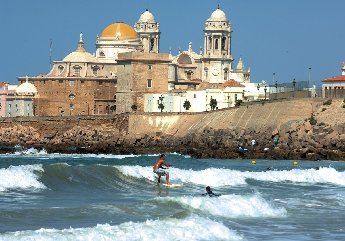 Un surfista en la playa Santa María del Mar.