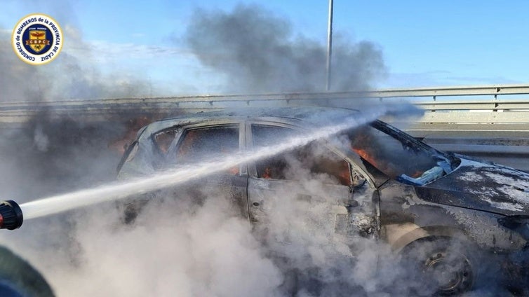 Un coche queda calcinado en el Segundo Puente de Cádiz