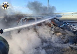 Un coche queda calcinado en el Segundo Puente de Cádiz