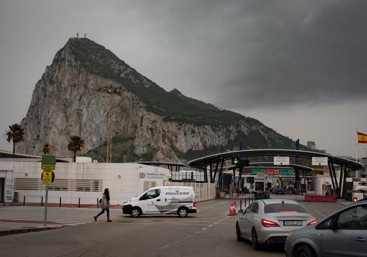 El Gobierno asegura que no existe una orden escrita exigiendo el cese de los controles en la Verja de Gibraltar