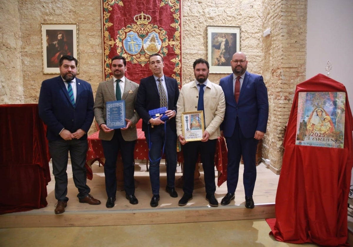 El Consejo de Hermandades de El Puerto presenta el cartel de las Glorias y anuncia a Alfonso Bello como pregonero