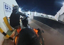 Un motorista sufre un gran susto en El Puerto: su moto empezó a arder y tuvo que pedir ayuda