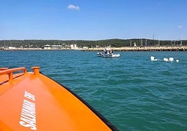 Barbate reclama el dragado urgente del puerto tras volcar una embarcación y caer al mar un tripulante