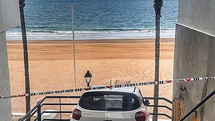 Aparatoso accidente en Rota: un conductor ebrio encaja su coche en una escalera peatonal de la playa