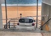 Aparatoso accidente en Rota: un conductor ebrio encaja su coche en una escalera peatonal de la playa