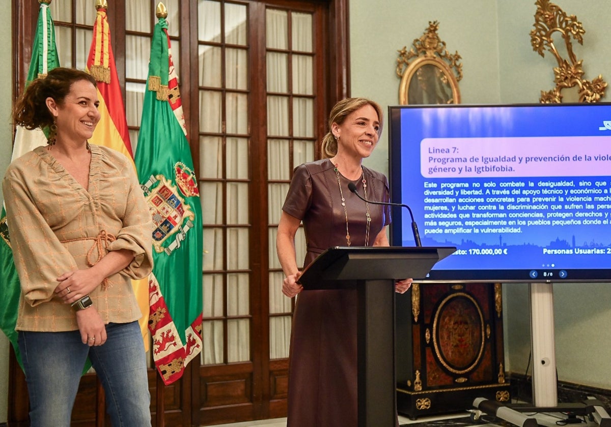 La presidenta de la Diputación de Cádiz, Almudena Martínez, y la diputada de Servicios Sociales, Familias e Igualdad, Paula Conesa