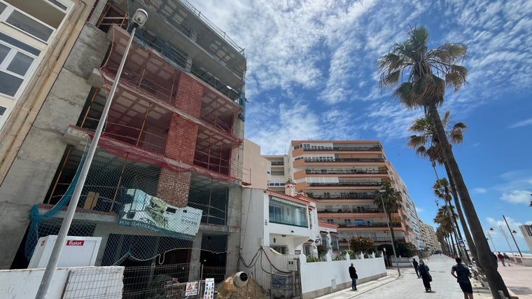 El bloque de viviendas que ya se levanta sobre el penúltimo chalet del Paseo Marítimo de Cádiz: detalles y precios