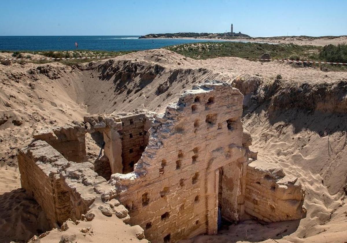 Ruinas romanas con el faro de Trafalgar al fondo de la imagen