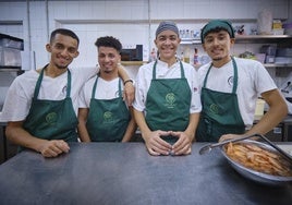 Ilyas , Khamis , Noumane y Abdul en el restaurante El Árbol Tapas', en Chiclana