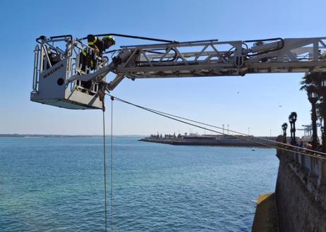 Imagen secundaria 1 - Imágenes del rescate este domingo en Cádiz