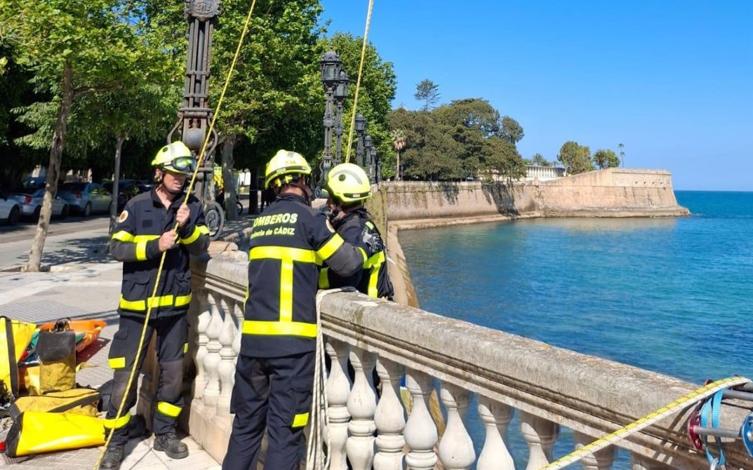 Imagen principal - Imágenes del rescate este domingo en Cádiz
