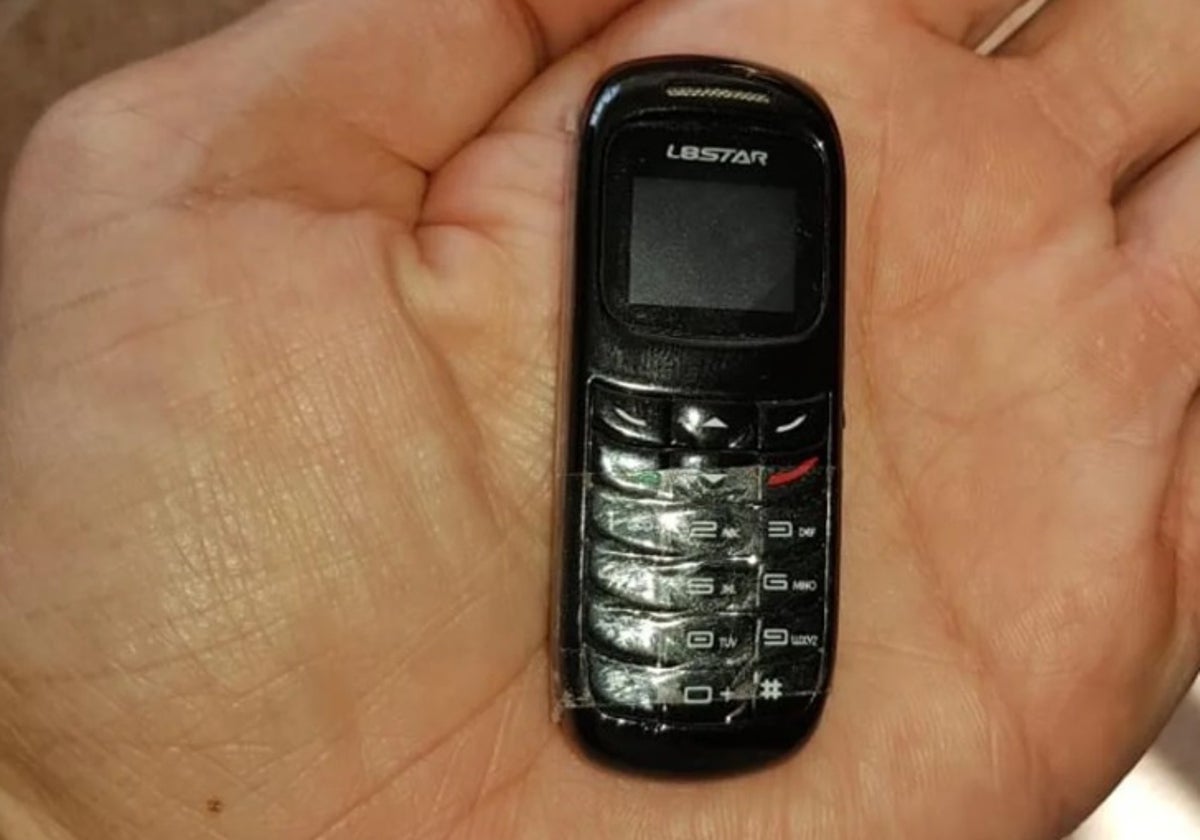 Un 'mini-móvil' decomisado en una prisión.