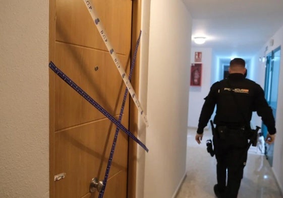 La puerta de la vivienda donde se halló el cuerpo sin vida de Eva.