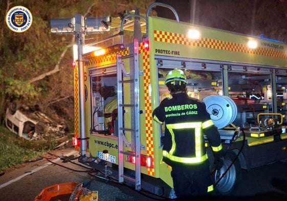 Los bomberos acudieron al lugar del accidente.