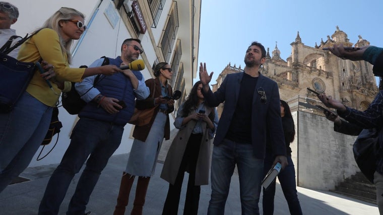Daniel Corpas recorre con los periodistas alguno de los enclaves principales de la obra