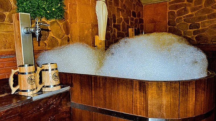 En este spa de Cádiz te puedes bañar en cerveza: así es el Beer Spa
