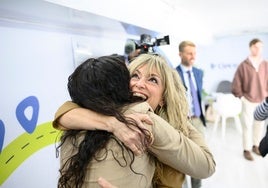 El autobús del Empleo le alegra la vida a dos personas en la capital gaditana: «Me han dicho que el sábado empiezo a trabajar»