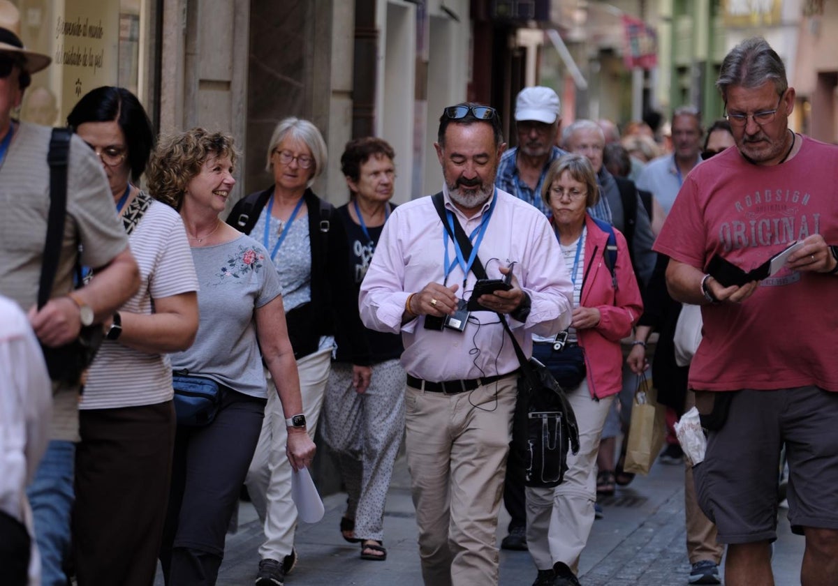 Cruceristas por las calles de Cádiz