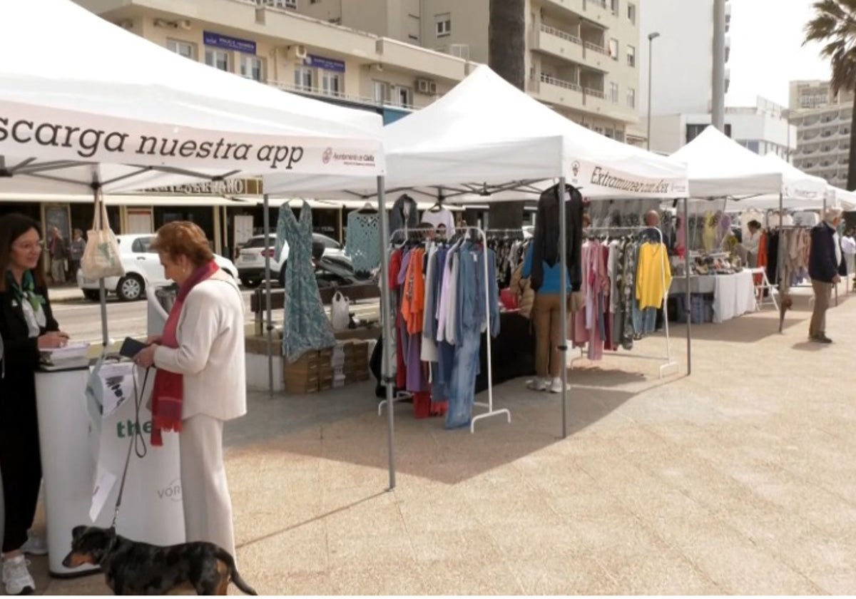 Mercadillo del paseo Marítimo de Cádiz, en foto de archivo.