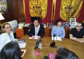 La alcaldesa de Puerto Real se reúne con el gerente de la empresa china Zhenshi