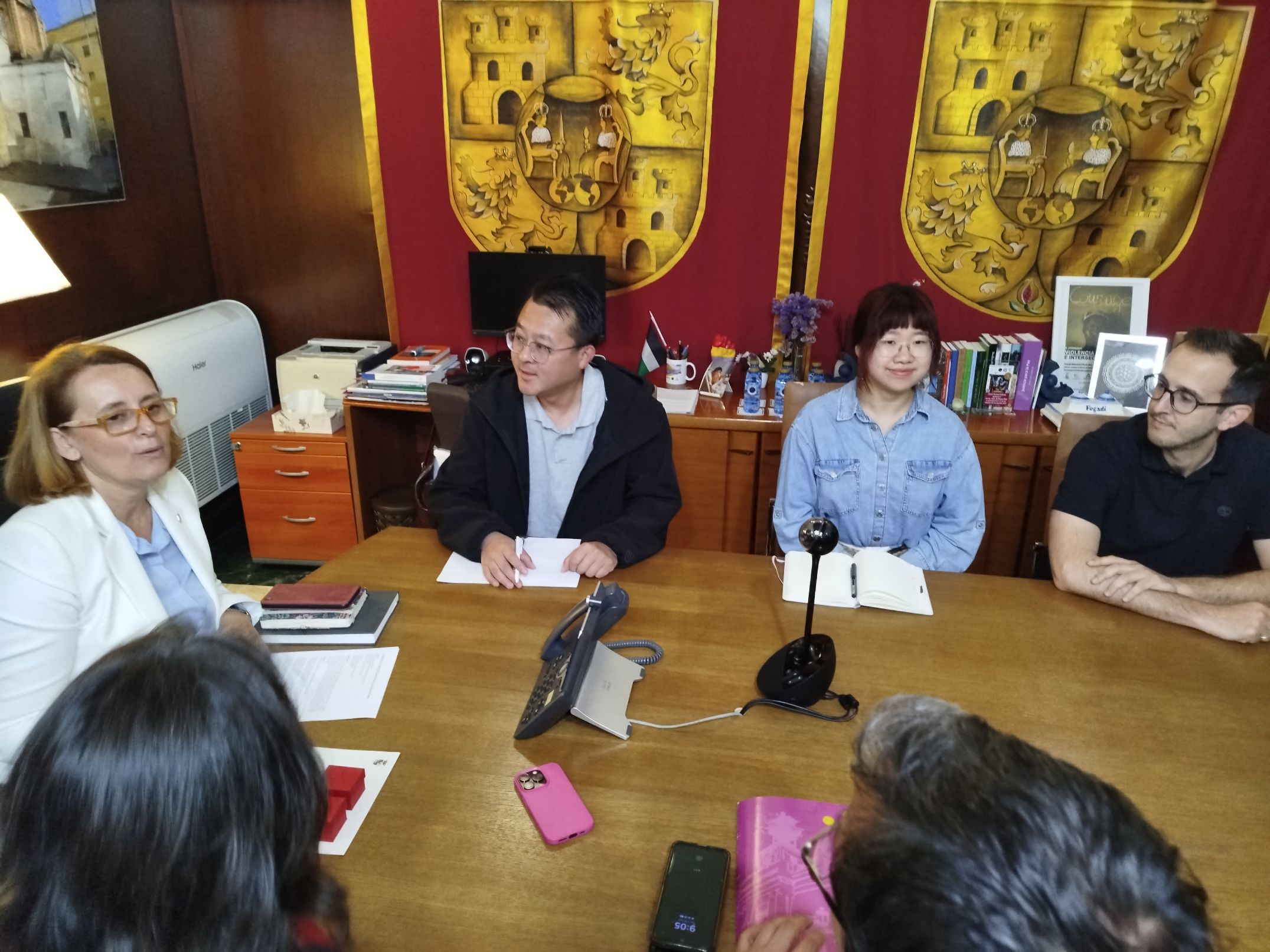 La alcaldesa de Puerto Real se reúne con el gerente de la empresa china Zhenshi