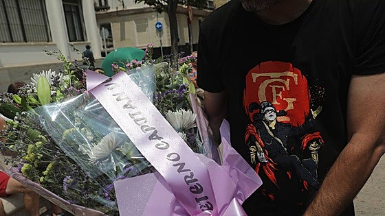 En vídeo: así ha sido el homenaje a Juan Carlos Aragón en la plaza Fragela de Cádiz