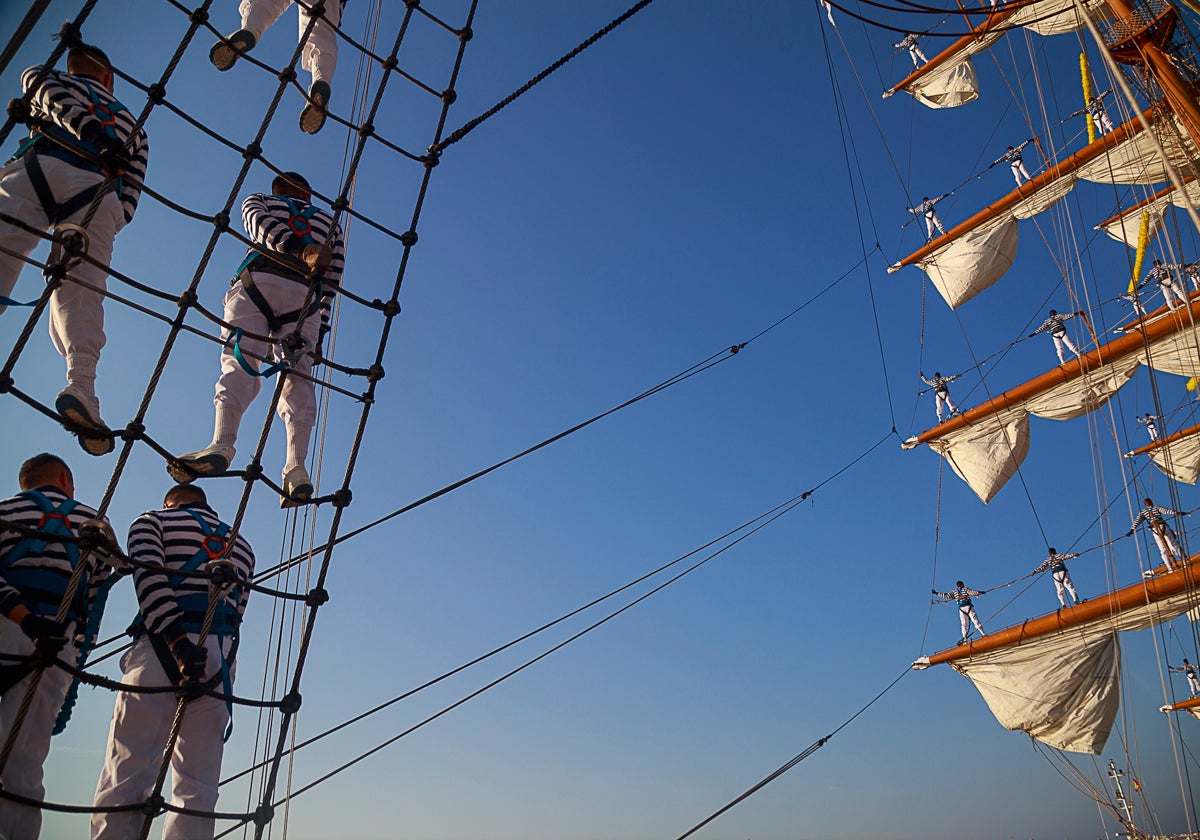 «Sentido pésame» a la gran familia del Cuauhtémoc desde el puerto de Cádiz