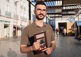 Un grito de auxilio, transformado en versos: el viaje por las sombras de un joven chiclanero que ve la luz