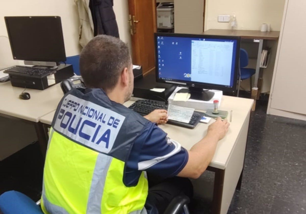 Agentes del Grupo de Investigación Tecnológica de la Policía Nacional en Alegciras.