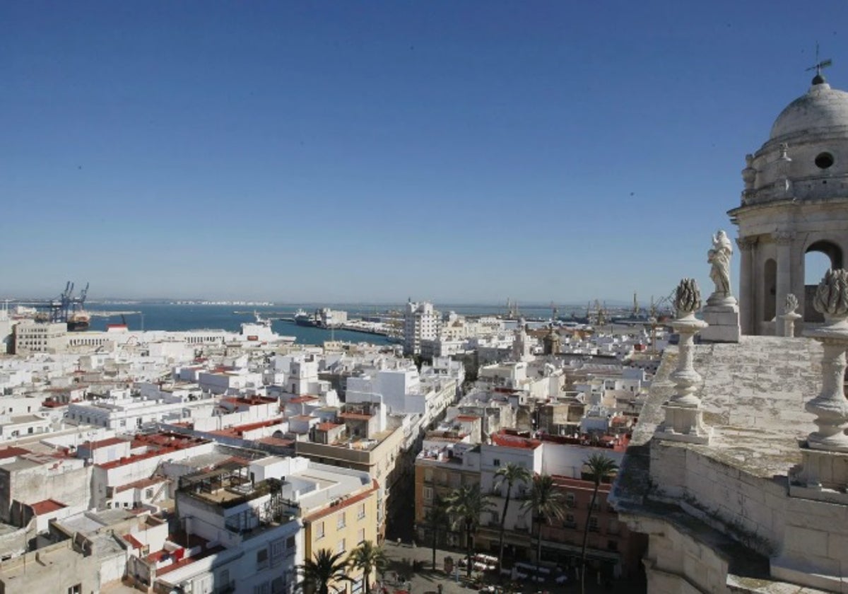 Vista de parte del casco histórico de la ciudad desde la Catedral de Cádiz.
